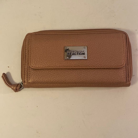 Kenneth Cole Reaction Pink Pebble Wallet - Picture 1 of 5